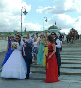 Moscow River in Moscow - many weddings on Saturday (18)