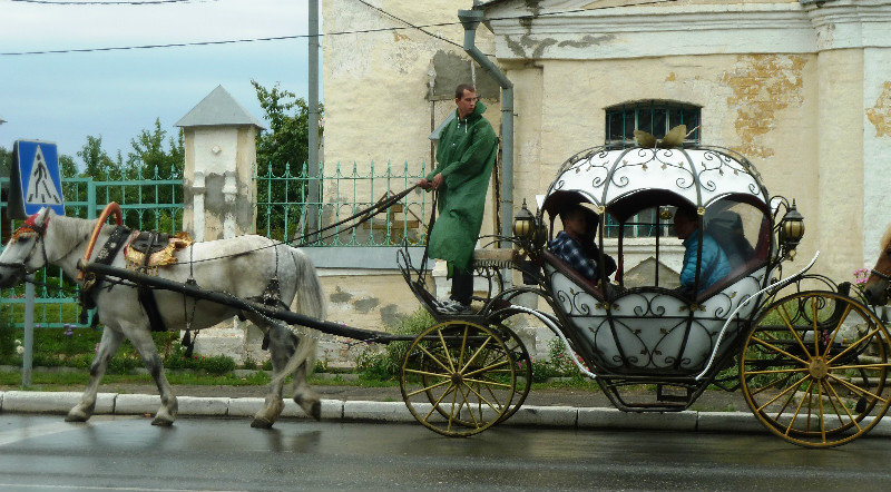 Tourists in Suzdal east of Moscow (6)