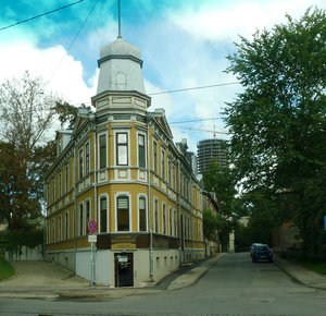 Old wooden buildings in Riga Latvia (3)