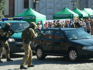 Warsaw Capital of Poland - demonstration by Border Guards campture and bomb check (2)
