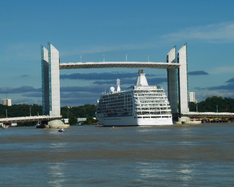 Bordeaux France - Pont Jacques-Chaban-Delmas  raising to allow cruise ships go under (3)