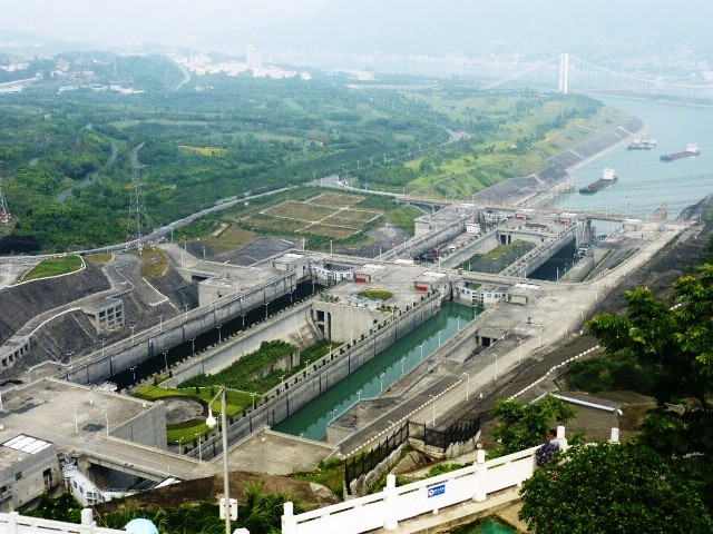 2 massive locks in the dam of the 3 gorges on the Yangtze River