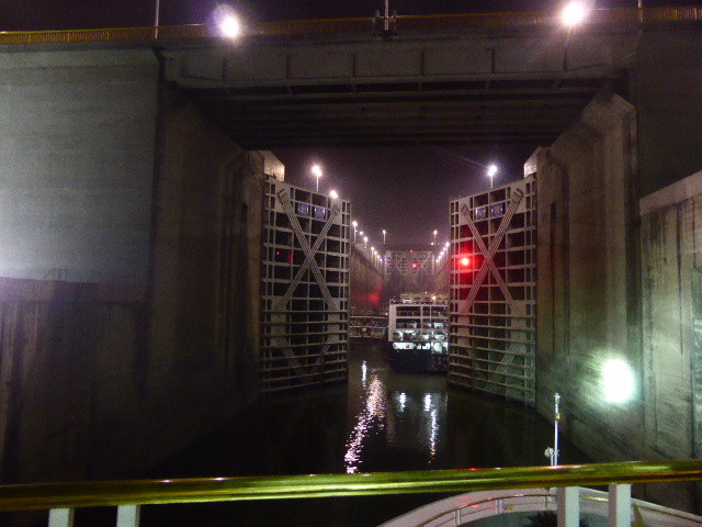 The locks in the Yangtze Dam Wall - our shp going through the lock (1)