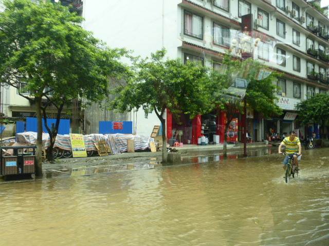 Flooded Yi River through Yangshuo (2)