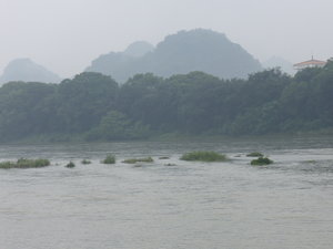 Scenes along the banks of the Li River in Guilin (4)