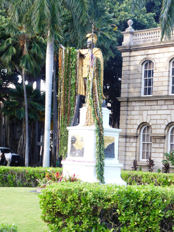 Honululu Hawaii - King Kamehameha Statue in front of old Judiciary Building (3)