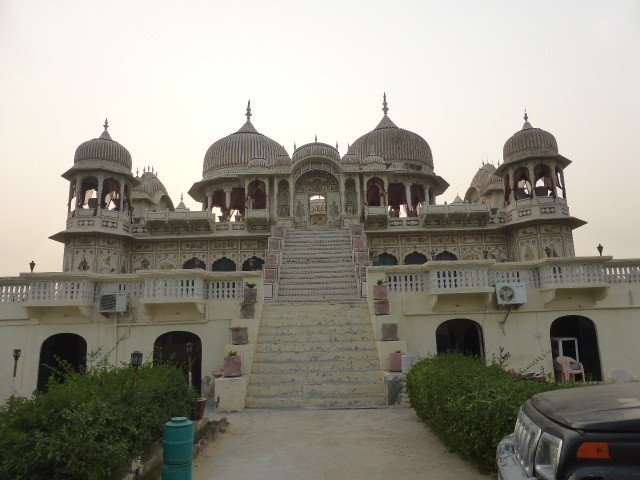 Haveli walking Tour in Mandawa - Hotel Royal Rest which used to be a cremetorium (3)