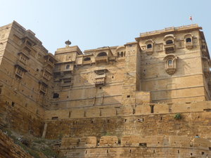 Walking tour in and around Jaisalmer Fort - amazing craftsmanship built using no cement only using stone interlocking methid (3)