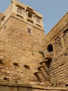 Walking tour in and around Jaisalmer Fort - amazing craftsmanship built using no cement only using stone interlocking methid (4)