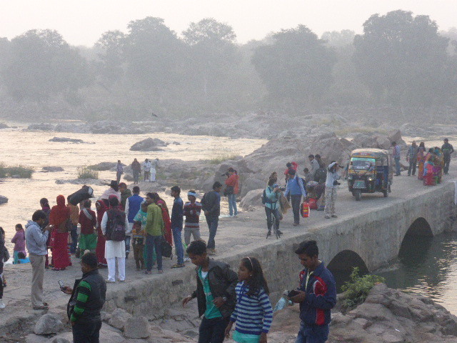Betwa River in Orchha - locals and pilgrams celebrating festival (1)