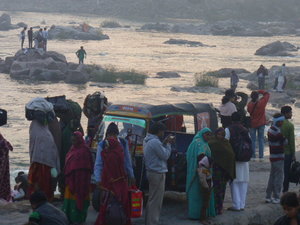 Betwa River in Orchha - locals and pilgrams celebrating festival (2)