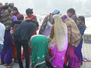 Betwa River in Orchha - locals and pilgrams celebrating festival (6)