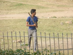 Khajaraho - boys playing cricket and hockey (1)