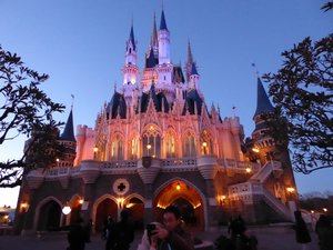 Tokyo Disneyland - light show on Cindarella Castle (2)