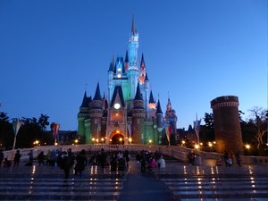 Tokyo Disneyland - light show on Cindarella Castle (3)