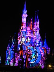 Tokyo Disneyland - light show on Cindarella Castle (4)