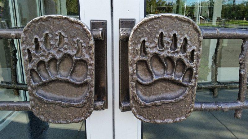 Bear Lodge accomodation Fairbanks - the door handles