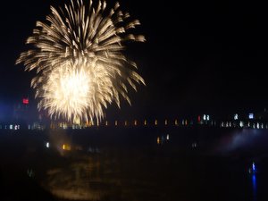 Niagara under lights and fireworks (4)
