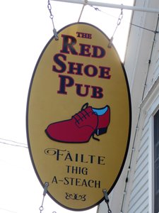 Red Shoe Pub in Manou (2)
