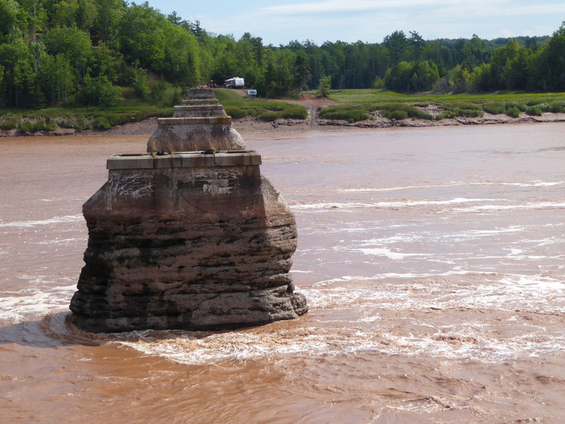 Same rock before and after tide Maitland Tidal Bore (1)