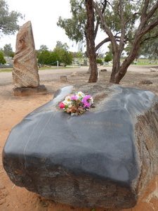 17 Bourke Cemetery - Fred Hollows grave site (4)