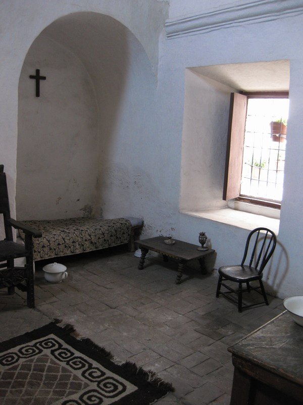 One of the more modest cells, Convento de Santa Catalina