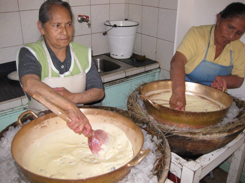 Making helado de paila in Ibarra