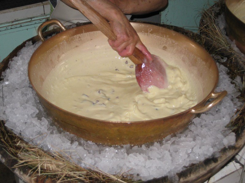 Making helado de paila in Ibarra