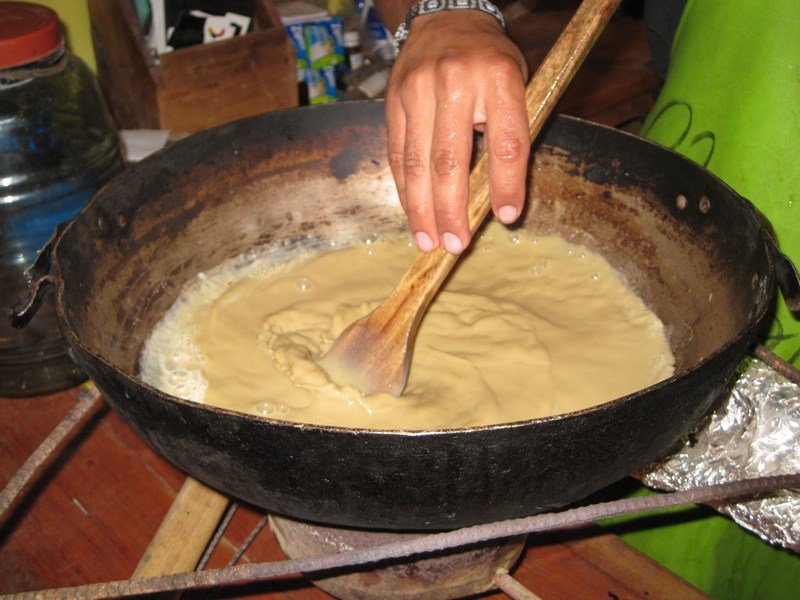 Making chocolate from scratch, Mindo