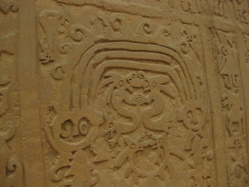 Chimú bas-reliefs, Huaca Arco Iris