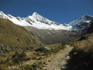 Heading up a side valley to Arguaycocha