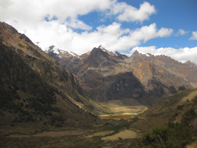 Looking back down to the Quilcayhuanca and Cayesh valleys
