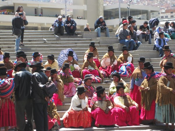 Cholitas paceñas on the steps of Plaza San Francisco, La Paz
