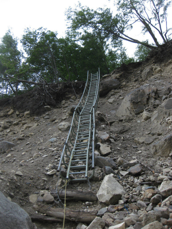 Ladder on the trail along Glaciar Grey