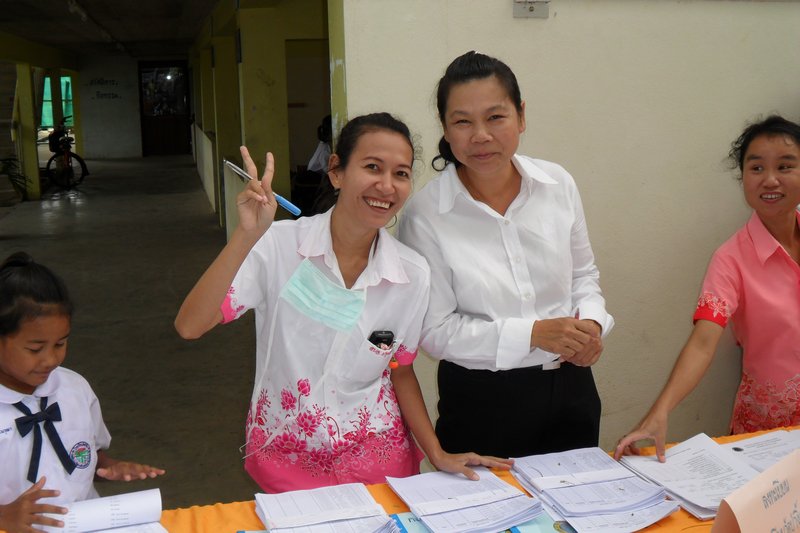 Teacher Gai and Khun Dao
