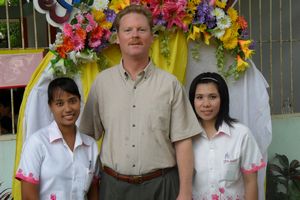Tall Bobbo and two beautiful Thai teachers