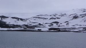 Antarctica Deception Bay 022