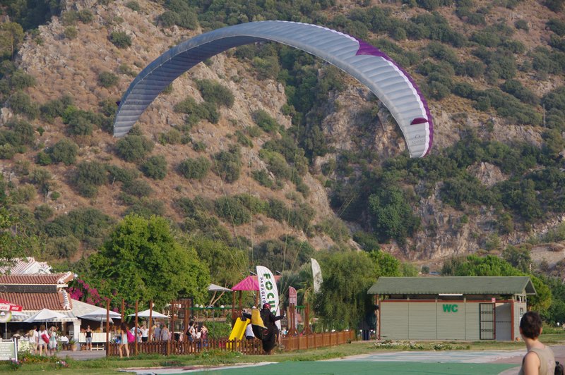 Landing paraglider