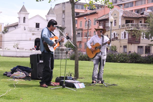 2 guys singing in Park