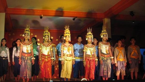 Traditional Khmer dancing at Temple bar/restaurant