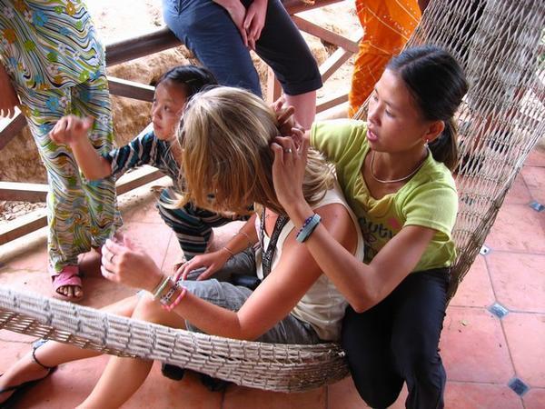 Vietnamese kids providing hairdresser services at the border