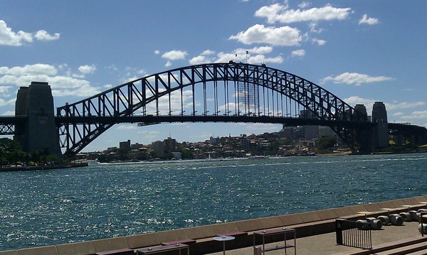 Tower Bridge. Sydney har livlig trafikk i havnen. Broen kan man gaa over.