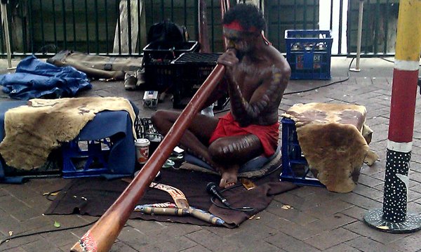 En litt turistifisert aborgin=ner med kul musikk paa verdens eldste instrument didgeridoo. Kul musikk - vi kjopte CD-en:-) 