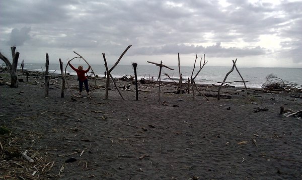 Vestkysten av soroya er roff og strendene er fylt med drivved. Her fikk vi mange sandfluestikk