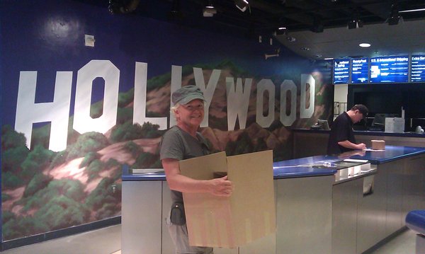  Paa postkontoret i Hollywood sentrum. Endelig et sted de ville ta i mot pakken. 2 filminnspillinger paa veien dit!!