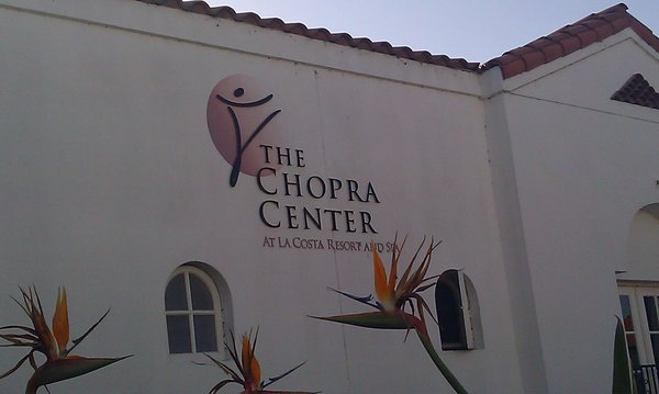 I smaabyen Carlsbad paa vei til San Diego besokte vi Deepak Choprasenteret og var med paa yoga og meditasjon.