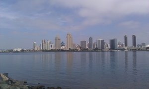 Skyline San Diego sett fra halvoya Coronado, rett ved grensen til Mexico.