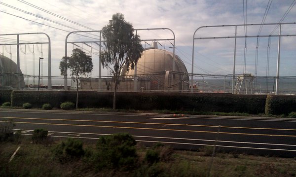 California har ogsaa 2 gamle atomkraftverk det var mye avisskriverier rundt.