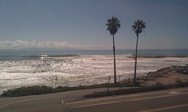 Californiakysten fra togvinduet. Toget surfet milevis langs stranden.