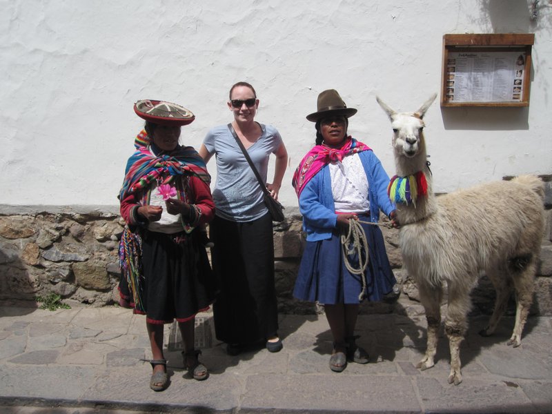 Cusco ladies making a buck by sucking in tourists... hehehe yep I gave them 1 sole for this snap